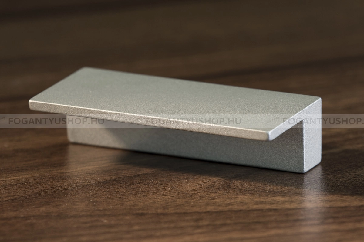 RUJZ DESIGN Bútor fogantyú - 64 510.34 - furattáv 64 mm - Matt króm MCrL - Zamak fém ötvözet - Egy méretben gyártott fém bútorfogantyú
