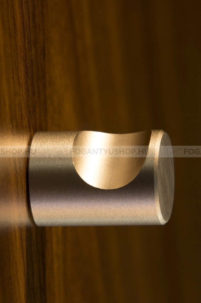 RUJZ DESIGN Bútor fogantyú - on 2127 - 1 furatos - Szálcsiszolt nikkel NisatE - Zamak fém ötvözet - Egy méretben gyártott fém bútorfogantyú
