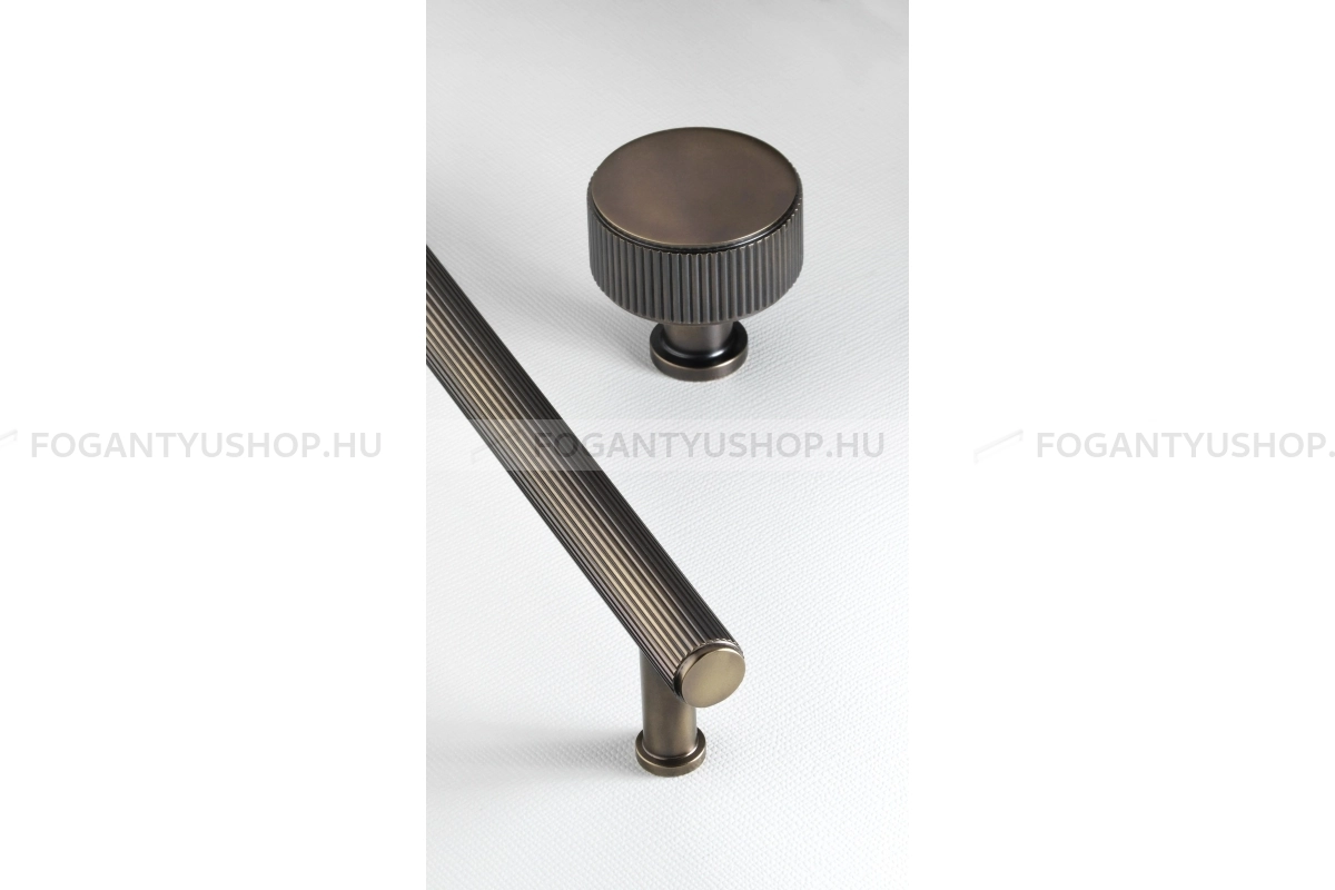 CROFTS & ASSINDER Fogantyú - Stirling 35 - 1 furatos - szálcsiszolt bronz - Réz - Prémium gombfogantyú, bútorgomb