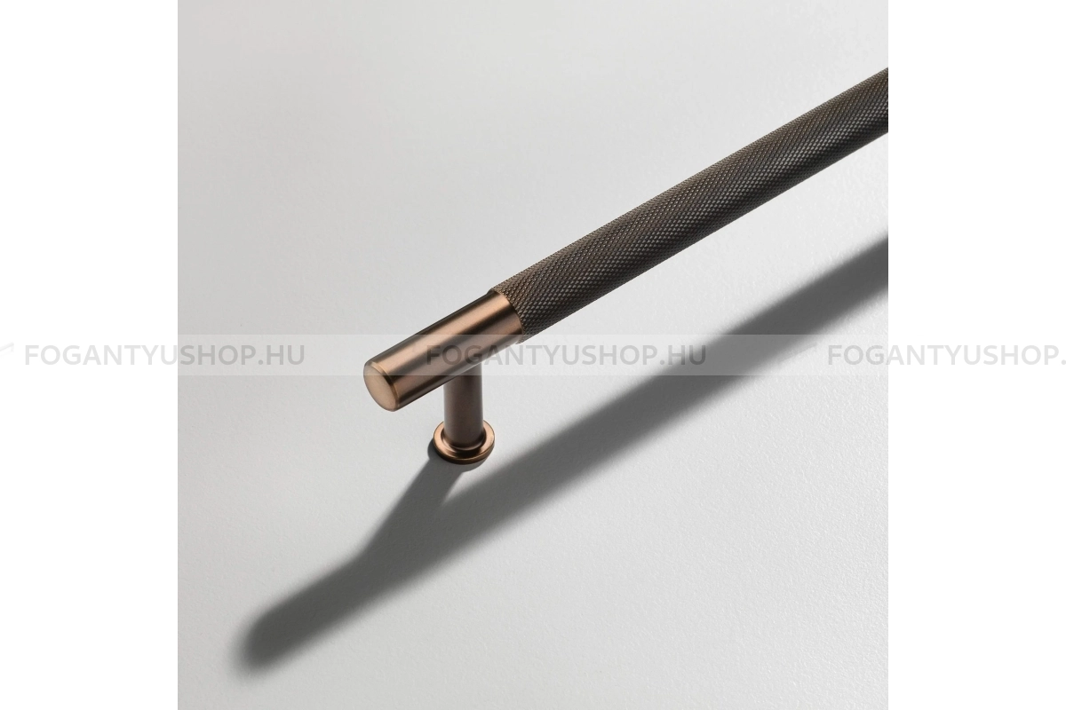 CROFTS & ASSINDER Bútorfogantyú - Henley 128 - furattáv 128 mm - szálcsiszolt bronz - Réz - Prémium két furatos bútorfogantyúk