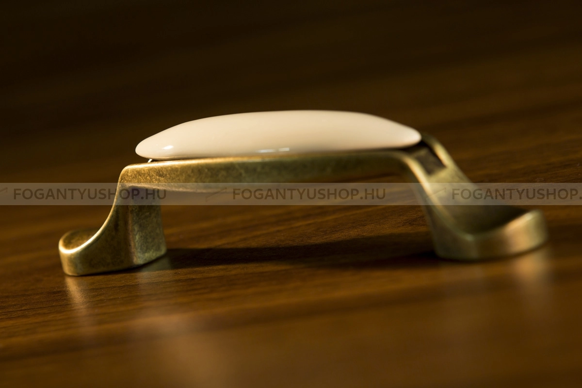 GIUSTI Bútorfogantyú - 96 M160100D1G - furattáv 96 mm - Antik patina barna  - Zamak fém ötvözet, Porcelán - Porcelánnal kombinált antikolt fém bútorfogantyú