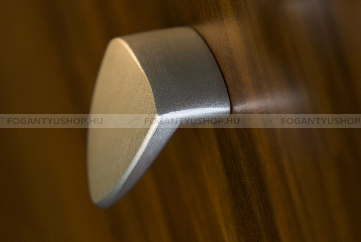 RUJZ DESIGN Gombfogantyú - 16 367.20 - furattáv 16 mm - Ezüst inox (szálcsiszolt) SNiL - Zamak fém ötvözet - Fém gombfogantyú, bútorgomb (szögletes, kerek)