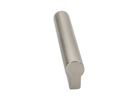 RUJZ DESIGN Bútorfogantyú - 64 372.12 - furattáv 64 mm - Matt króm MCrL - Zamak fém ötvözet - Egy méretben gyártott fém bútorfogantyú